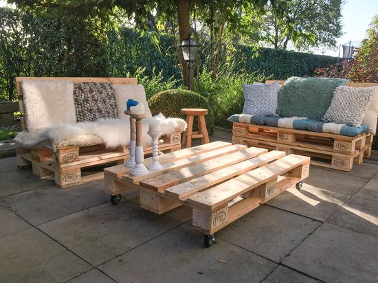 Pallet Loungeset Chique - twee pallet banken en een pallet tafel