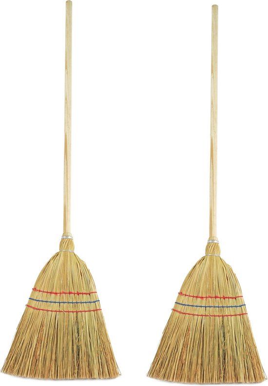 Set van 2x kinderbezems stro met steel 90 cm - Schoonmaakartikelen/Kamerbezems
