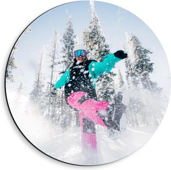 Dibond Wandcirkel - Sneeuw schoppende Snowboarder - 40x40cm Foto op Aluminium Wandcirkel (met ophangsysteem)