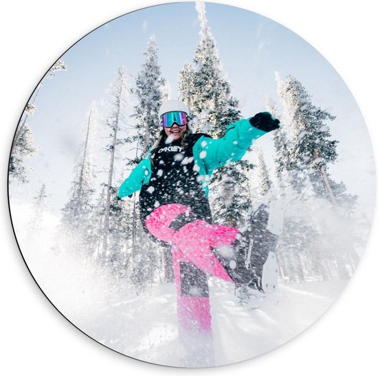 Dibond Wandcirkel - Sneeuw schoppende Snowboarder - 60x60cm Foto op Aluminium Wandcirkel (met ophangsysteem)