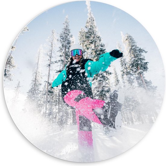 Forex Wandcirkel - Sneeuw schoppende Snowboarder - 60x60cm Foto op Wandcirkel (met ophangsysteem)