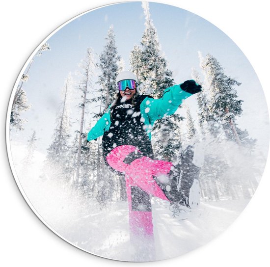 Forex Wandcirkel - Sneeuw schoppende Snowboarder - 20x20cm Foto op Wandcirkel (met ophangsysteem)