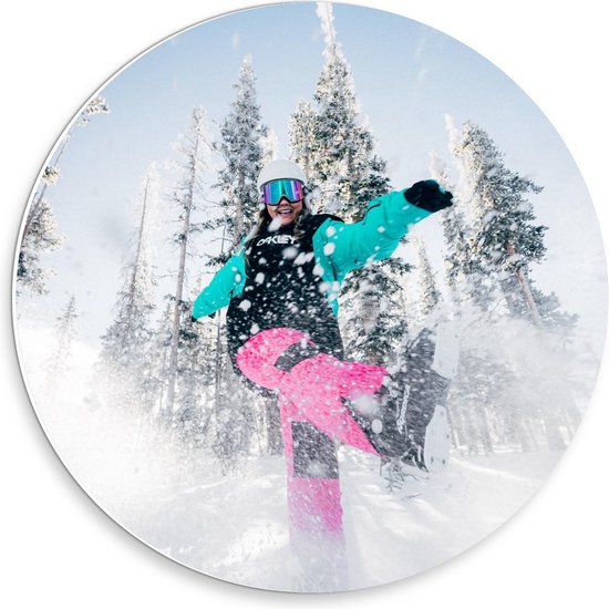 Forex Wandcirkel - Sneeuw schoppende Snowboarder - 30x30cm Foto op Wandcirkel (met ophangsysteem)