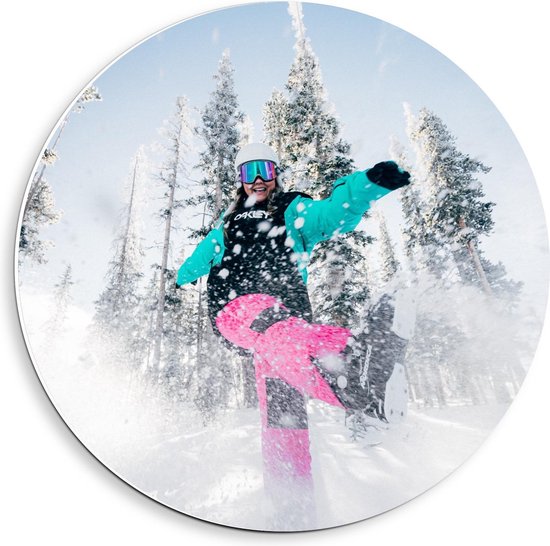 Forex Wandcirkel - Sneeuw schoppende Snowboarder - 40x40cm Foto op Wandcirkel (met ophangsysteem)