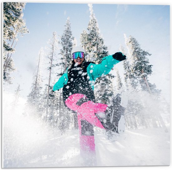 Forex - Sneeuw schoppende Snowboarder - 50x50cm Foto op Forex