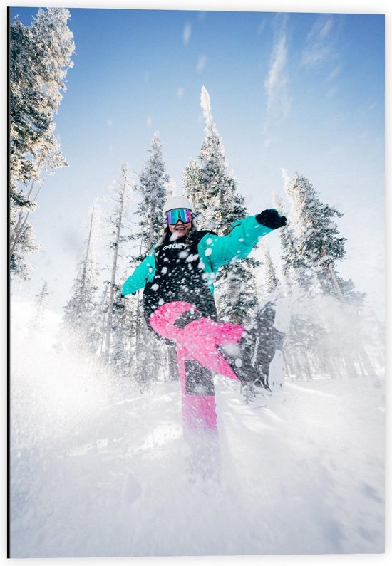 Dibond - Sneeuw schoppende Snowboarder - 40x60cm Foto op Aluminium (Met Ophangsysteem)