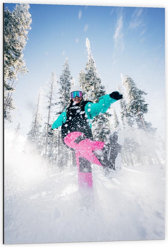 Dibond - Sneeuw schoppende Snowboarder - 60x90cm Foto op Aluminium (Met Ophangsysteem)