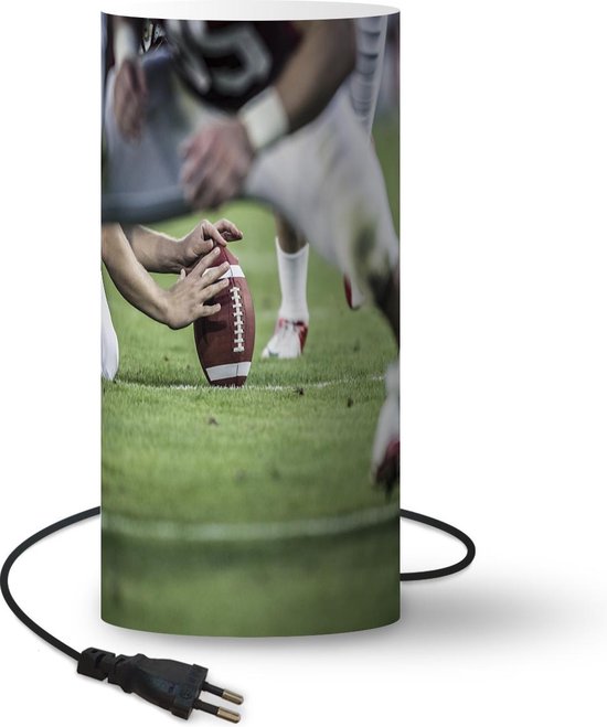 Lamp American Football - American Football spelers die klaar zijn om de bal te schoppen - 54 cm hoog - Ø25 cm - Inclusief LED lamp - Woonkamer/Slaapkamer