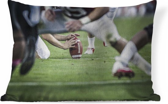 Sierkussen American Football voor binnen - American Football spelers die klaar zijn om de bal te schoppen - 60x40 cm - rechthoekig binnenkussen van katoen