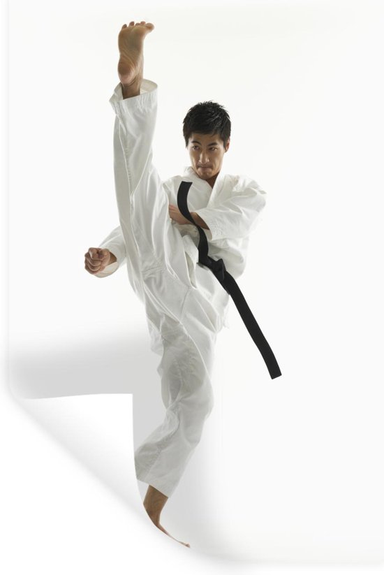 Muursticker Karate -Aziatische man die zijn been omhoog schopt bij karate - 40x60 cm - zelfklevend plakfolie - herpositioneerbare muur sticker