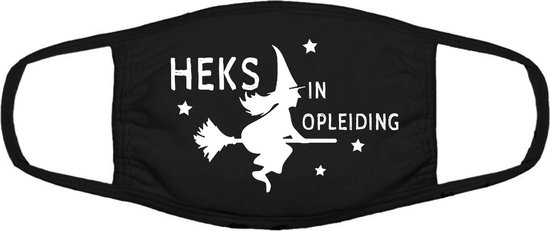 Heks in opleiding mondkapje | magie | bezem | heks | heksen | opleiding | school | Harry Potter | grappig | gezichtsmasker | bescherming | bedrukt | logo | Zwart mondmasker van katoen, uitwasbaar & herbruikbaar. Geschikt voor OV